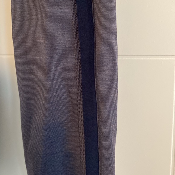 Athleta Stash Pocket Tights/Leggings 7/8 length size M - Picture 4 of 4
